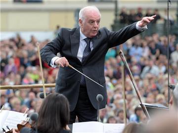 Daniel Barenboim 2015 auf dem Bebelplatz in Berlin beim Open-Air-Konzert der Staatskapelle. Foto: Rainer Jensen