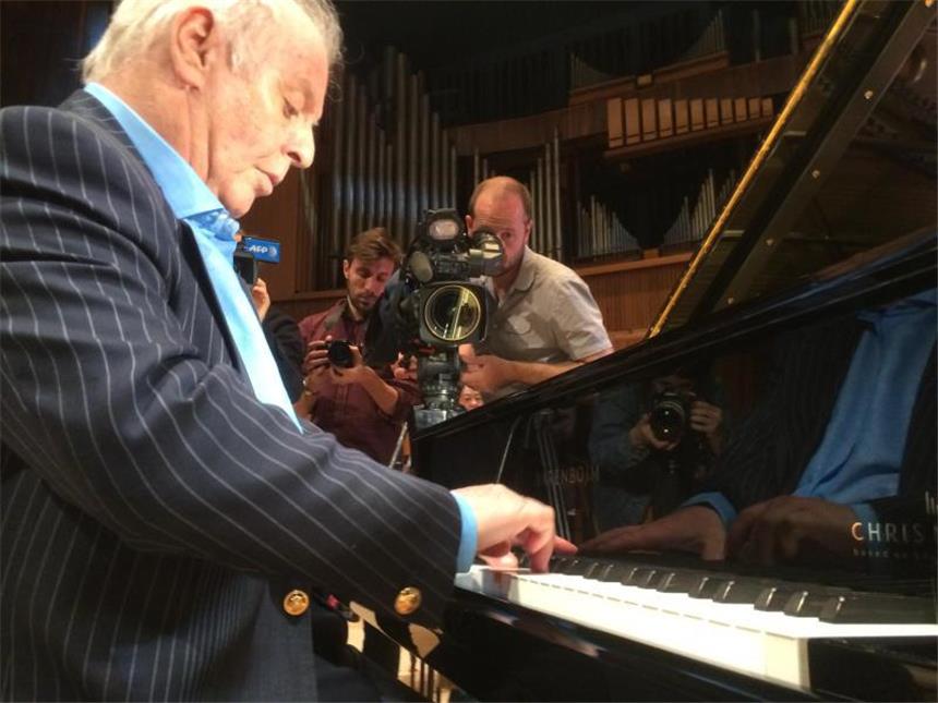 Barenboim «verliebt» in seinen Konzertflügel Daniel Barenboim an seinem Flügel in der Royal Festival Hall in London. Foto: Teresa Dapp