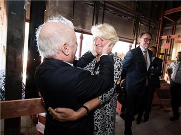 Daniel Barenboim begrüßt die Beauftragte der Bundesregierung für Kultur und Medien, Monika Grütters. Foto: Gregor Fischer