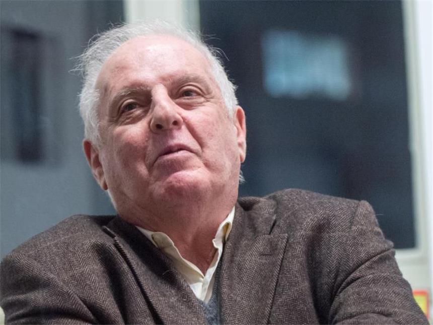 Daniel Barenboim ist vom japanischen Publikum begeistert. Foto: Maurizio Gambarini/Archiv