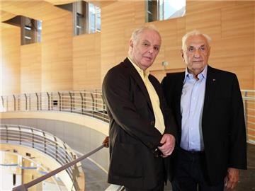 Daniel Barenboim (l), und der Architekt und Designer Frank Gehry in Berlin. Foto: Soeren Stache