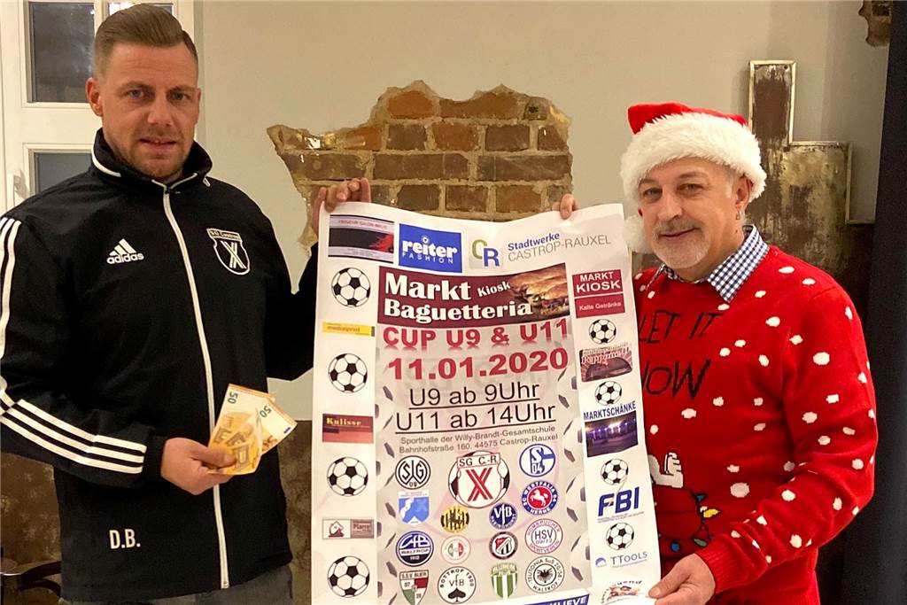 Mit Schalke 04: Die SG Castrop veranstaltet ein hochkarätiges Jugendturnier Daniel Bedürftig (l.) freute sich im Dezember über eine Spende des Stadtjugendrings Castrop-Rauxel. Der Sportjugend-Vorsitzende Ulli Müller (r.) überreichte Bedürftig 150 Euro zur Unterstützung des Jugendturniers.
