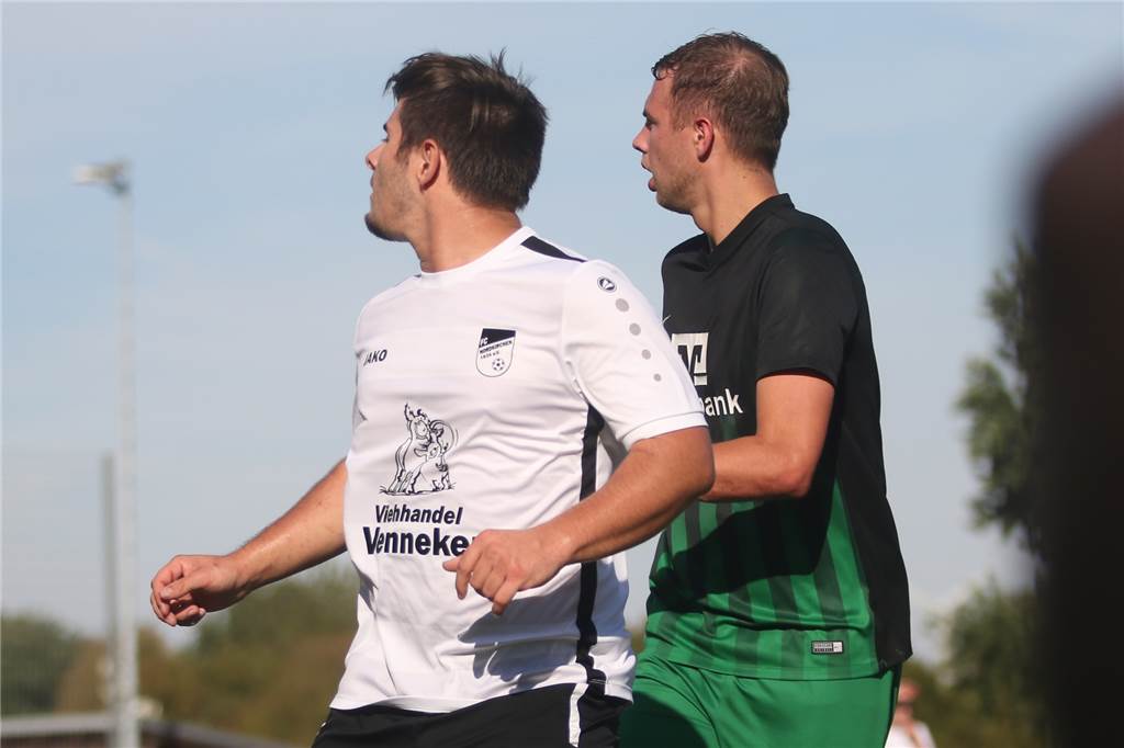 SuS Olfen stellt drei Neuzugänge vor - einer kommt vom FC Nordkirchen Daniel Berger (l.) und Darius Brüggemann - beide sind gut befreundet. Nun wechselt Daniel Berger nach Olfen.