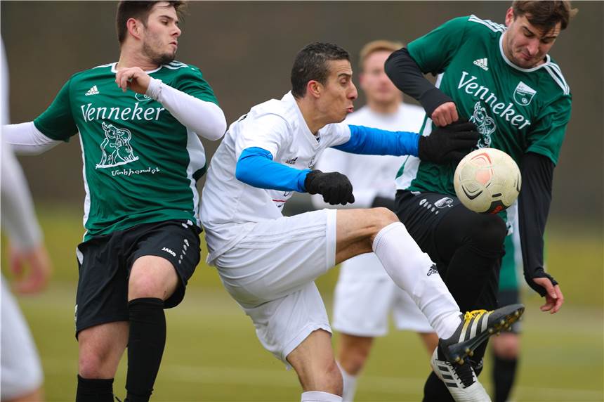 Weitere Lockerungen: Fußball mit Kontakt ab Samstag wieder erlaubt Daniel Berger (l.) und Nils Venneker (r.), dazwischen Sendens Rabah Abed - Sport mit Körperkontakt im Freien ist ab Samstag unter Auflagen wieder zulässig.