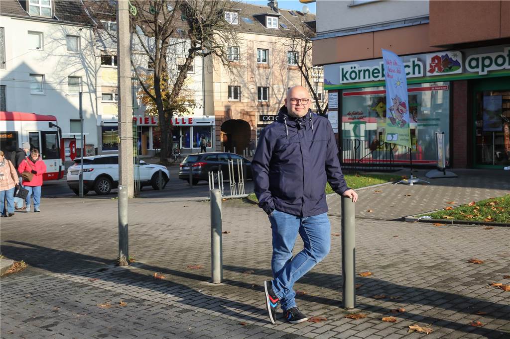 Körne: Kein Ort für Radler, aber einer mit guter Versorgung Daniel Braunsdorf vor der Körnebach-Apotheke. Sein Arbeitsplatz und gleichzeitig eine von vier Apotheken auf einer Strecke von 700 Metern. Auch die Dichte an Arztpraxen ist hier sehr hoch.