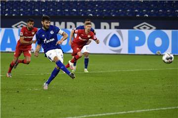 Daniel Caligiuri (hier beim Elfmeter gegen Leverkusen) darf gegen Wolfsburg nach seiner Sperre wieder mitspielen.