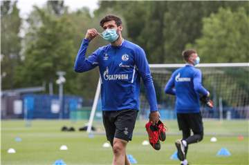 Daniel Caligiuri mit Maske. Die ist vor und nach jeder Trainingseinheit auf Schalke Pflicht.