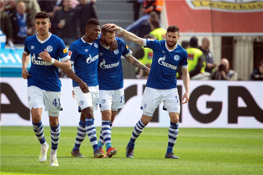 Schalke-Spieler Daniel Caligiuri macht sich zu viele Gedanken beim Elfmeter Daniel Caligiuri (r.) beglückwünscht Guido Burgstaller (2.v.r.) für sein Tor zum 1:1.
