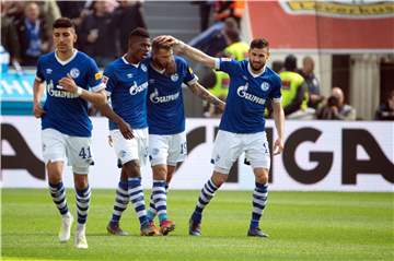 Daniel Caligiuri (r.) beglückwünscht Guido Burgstaller (2.v.r.) für sein Tor zum 1:1.