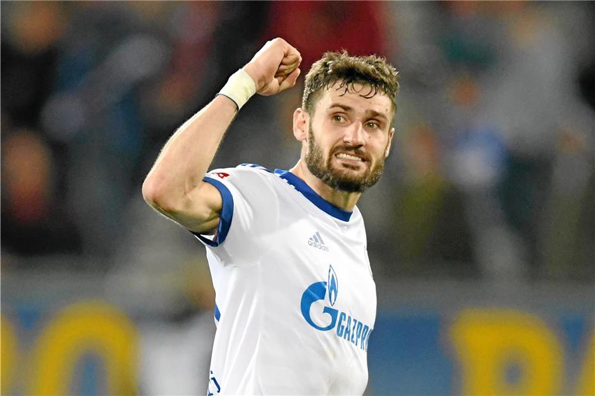 Daniel Caligiuri, Siegtorschütze gegen Freiburg, stand gestern als einer von sieben Spielern auf dem Schalker Trainingsplatz.