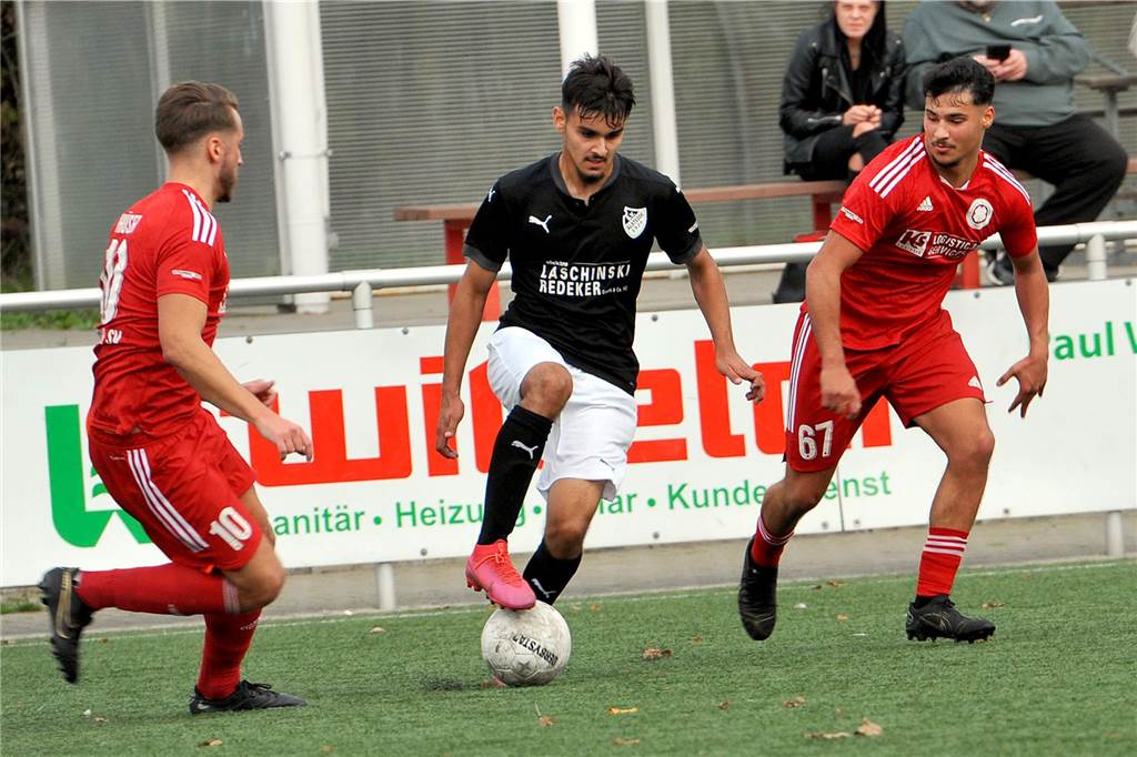 Spektakulärer Winter-Neuzugang für BW Alstedde Daniel Chiriac führt den Ball.
