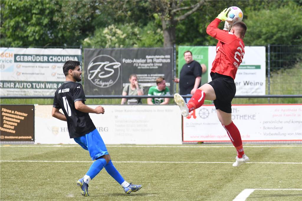 BW Alstedde steigt nach Niederlage bei SG Massen ab Daniel Chiriac (l.) und seine Mitspieler von BW Alstedde forderten SG Massens Keeper Ian Lucas Rekowski kaum.