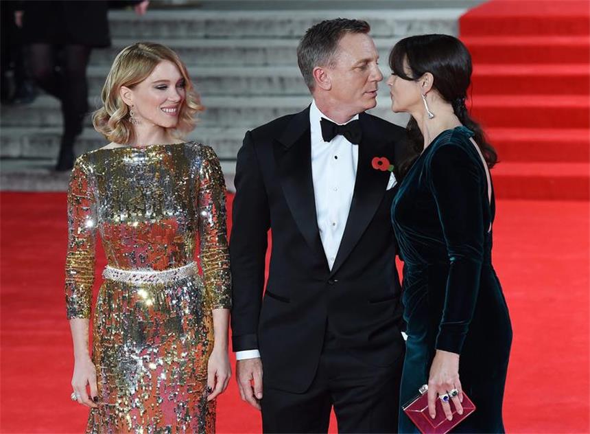In Indien nur die halbe Lizenz zum Küssen Daniel Craig mit der französischen Schauspielerin Lea Seydoux (l.) und Bond-Frau Monica Bellucci auf dem roten Teppich bei der Weltpremiere des neuen Bond-Films am Montagabend in London.