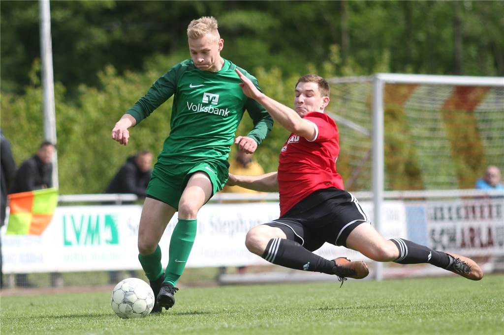 Mehrere Spieler geben Zusagen beim SuS Olfen – auch Führungsfiguren: Plexiglasscheibe entscheidend Daniel Czempik (l.) ist der Kapitän des SuS Olfen und auch neben dem Platz ein Führungsspieler.