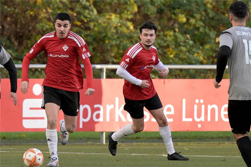 Daniel Denk schaut dem Ball hinterher.