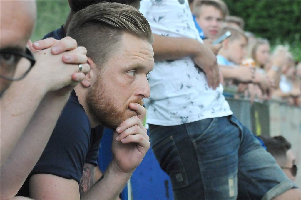 FC Frohlinde: Sechs Spieler kommen zum Casting an die Brandheide Daniel Diaz, der zusammen mit Jimmy Thimm, das Frohlinder Trainer-Duo bildet, schaut sich die Spieler an, die beim FCF landen möchten.