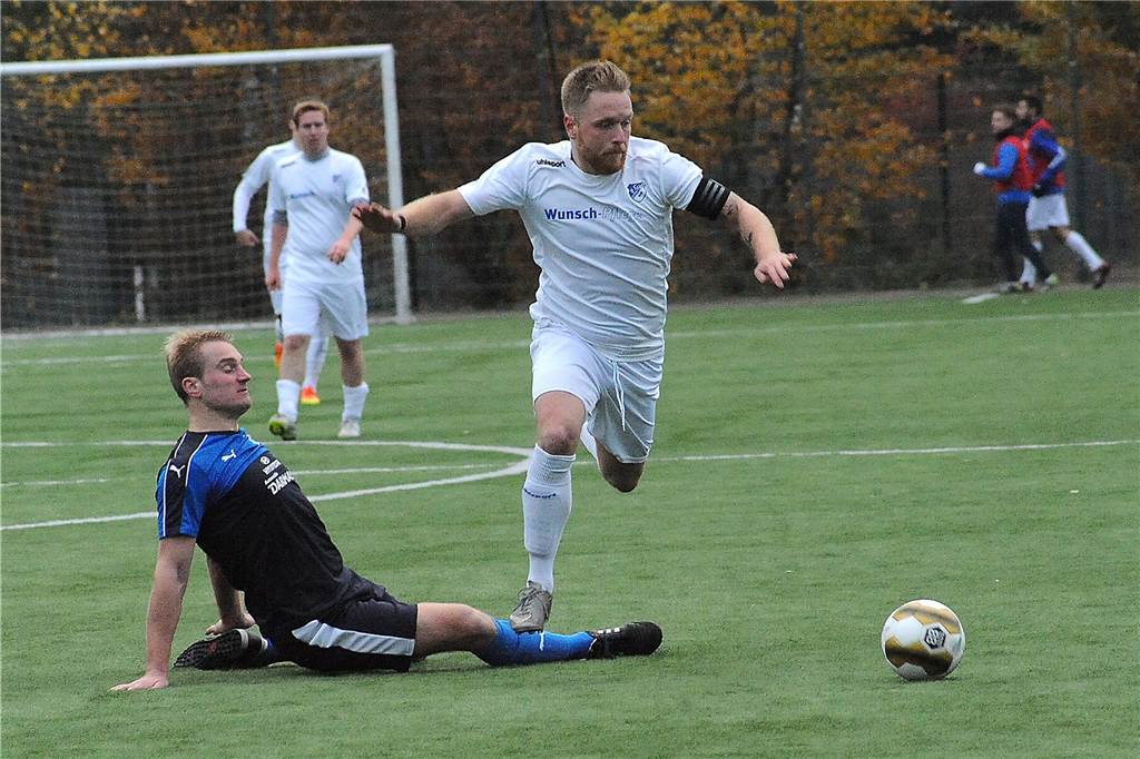 November 2016: FC Frohlinde schießt Wacker Obercastrop aus dem Stadion Daniel Diaz (r.), der Frohlinder Kapitän und Goalgetter der Saison 2016/17, erinnert sich an das Derby daheim gegen Wacker Obercastrop (l., mit Bastian Fritsch).