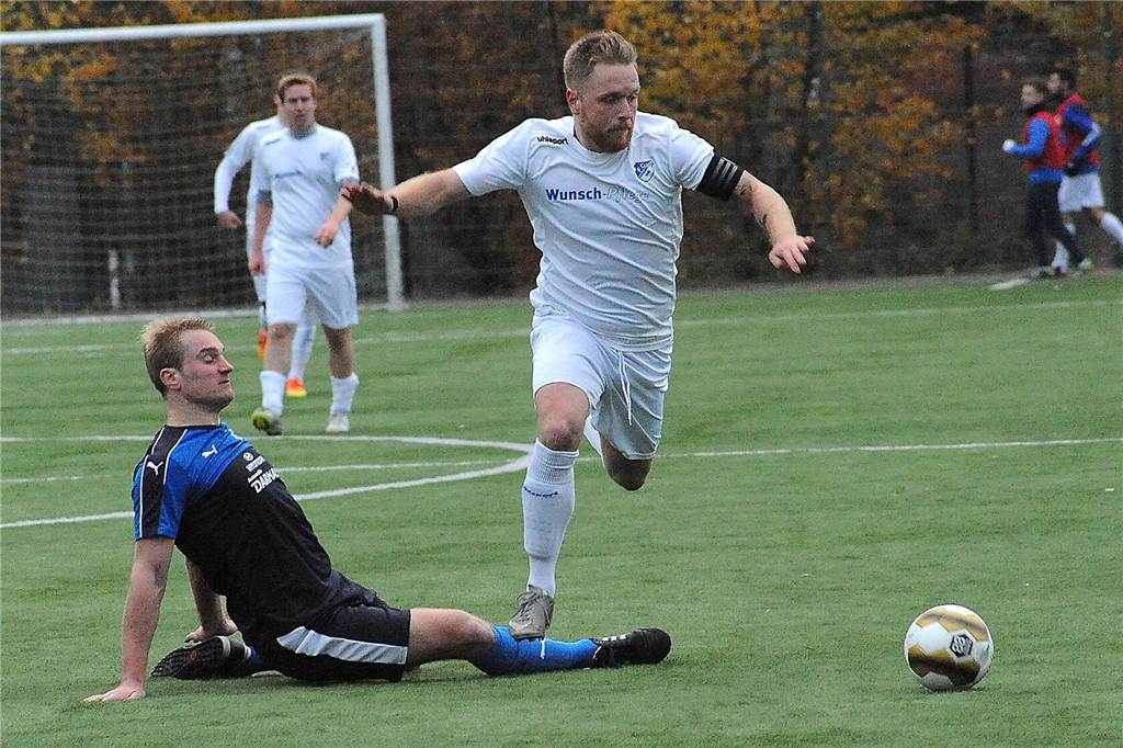 Rückblick: FC Frohlinde schoss Wacker Obercastrop aus dem Stadion und ist Castrop-Rauxeler 1 Daniel Diaz (r.), der Frohlinder Kapitän und Goalgetter der Saison 2016/17, erinnert sich an das Derby daheim gegen Wacker Obercastrop (l., mit Bastian Fritsch).
