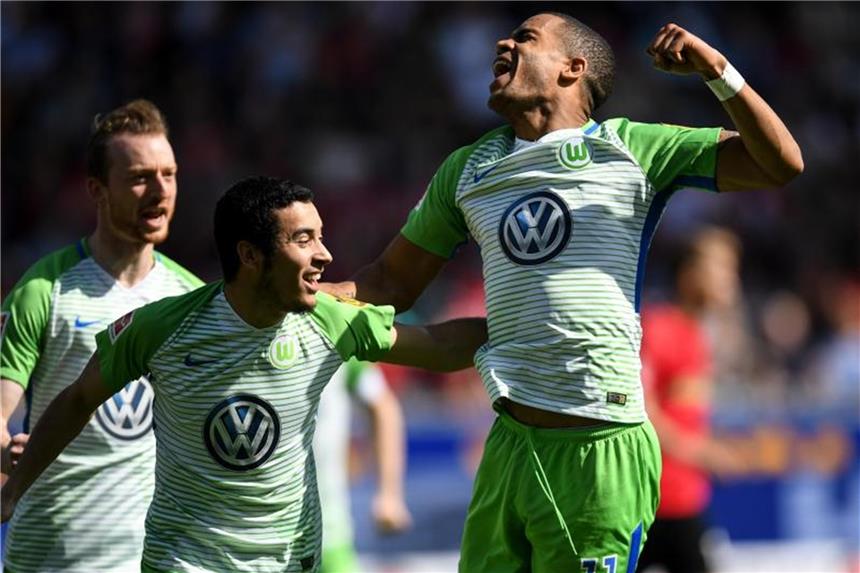 Daniel Didavi (r) lässt sich für sein Tor in Freiburg feiern. Foto: Patrick Seeger