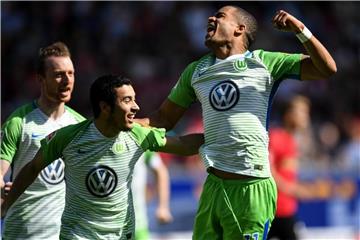 Daniel Didavi (r) lässt sich für sein Tor in Freiburg feiern. Foto: Patrick Seeger