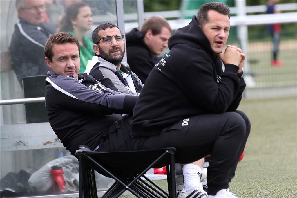 Viele Infizierte, Derby abgesagt - Corona hat Dortmunder Westfalenligisten in der Hand Daniel Dukic (l.) hat das Spiel gegen Brünninghausen frühzeitig abgesagt.