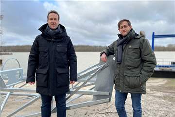 Daniel Duric, Werkleiter, und Markus Schramm, Projektleiter der Quarzwerke Haltern, könnten sich vorstellen, in Zukunft weitere PV-Anlagen wie die auf dem Silbersee für die Quarzwerke-Standorte zu planen. 