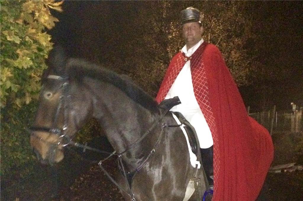 Heftiger Streit um St. Martins-Umzug in Sythen: Mit Pferd oder ohne? Daniel Elting und Pferd Rambazotti waren oft beim Martins-Umzug in Sythen dabei.