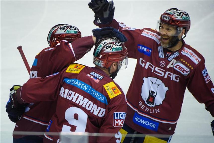Eisbären nach Comeback in DEL-Finalserie obenauf Daniel Fischbuch (l-r), Daniel Richmond und Thomas Oppenheimer jubeln über ein Tor für die Eisbären. Foto: Gregor Fischer