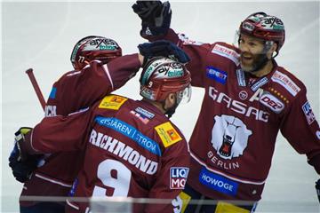 Daniel Fischbuch (l-r), Daniel Richmond und Thomas Oppenheimer jubeln über ein Tor für die Eisbären. Foto: Gregor Fischer