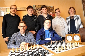 Daniel Fischer, Nick Kröning (vorne v.l.), Fabian Galla (hinten 2.v.l.), Tim Meißner (hinten Mitte) und David Fischer (hinten 2. v. r.) sind als Nachwuchs-Spieler der Kern der dritten Mannschaft des Schachklubs Ickern. Im Liga-Spielbetrieb der 1. Kreisklasse haben Fabian Kaese (hinten links) und Bärbel Schweiger den Kader komplettiert.