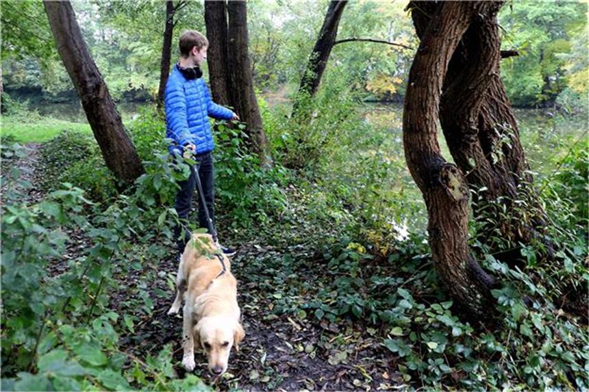 Fallen beunruhigen Hundebesitzer Daniel Geling und Quentin an der Stelle, wo die Falle ausgelegt hat.