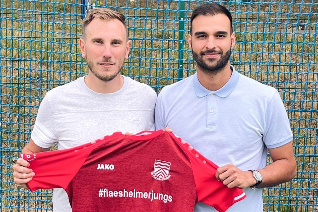 Neuer Führungsspieler: Weiterer Neuzugang mit Landesliga-Erfahrung für Flaesheim Daniel Große-Puppendahl (l.) präsentiert den dritten Neuzugang für Concordia Flaesheim: Mazlum Genc von der TSG Dülmen.