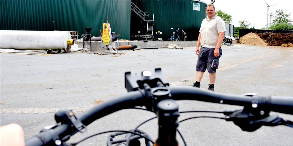 Daniel Hemker-Thiemann (38) ist einer der Landwirte, die Ende Juli bei der Fietsentour ihren Betrieb präsentieren wollen. Ihm geht es darum, mit den Verbrauchern ins Gespräch zu kommen. Die mit dem AMT und dem Runden Tisch Nachhaltigkeit organisierte Aktion ist dabei nur ein Baustein von vielen. 