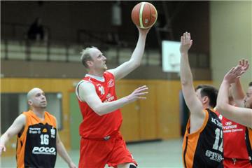 Daniel Jung (Mitte) und sein Castroper BC gewannen ihr abschließendes Kreisliga-Saisonspiel deutlich mit 90:28 gegen BG Dorsten 3