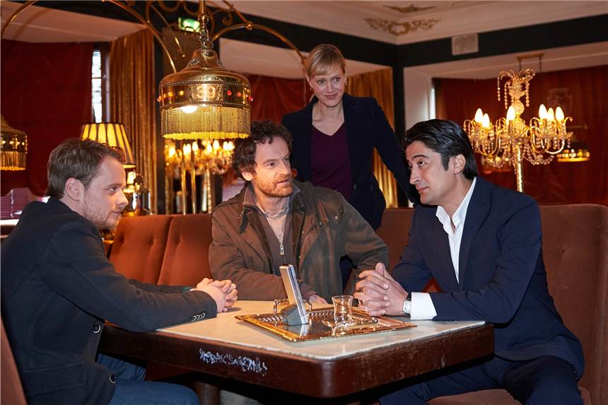 Krimi im Westfalenpark: „Tatort“ in besonderer Umgebung Dortmunder Tatort-Ermittler befragen einen Verdächtigen im Café "Oma-Doris"