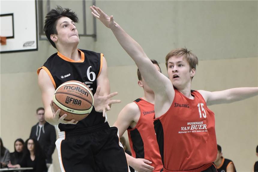 Der Unterbau des Castroper BC kämpft mit widrigen Umständen Daniel Kostyukovskyy (l.) spielt für die U18 des Castroper BC, wie hier in der Partie gegen den ATV Haltern.