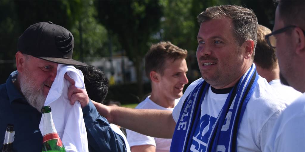 Königsborner SV: Landesliga 3 oder 4 – welche Staffel präferiert der Bezirksliga-Champion? Daniel Krahn (r.) freut sich über den Landesliga-Aufstieg. Jetzt steht fest, wohin die Königsborner eingruppiert werden wollen.