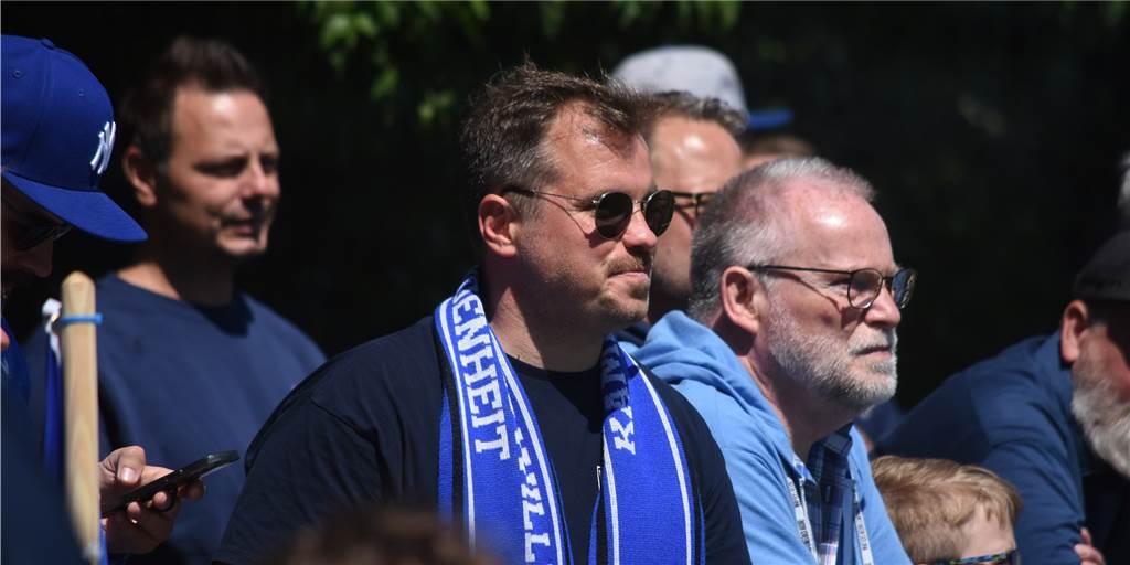 Fusion beim Königsborner SV? Der neue Handball-Chef steht dafür „nicht zur Verfügung“ Daniel Krahn (schwarze Sonnenbrille) befürwortet eine Fusion zwischen dem von ihm geführten Königsborner SV und der ausgegliederten ehemaligen Handballabteilung des KSV. Doch die Gespräche stocken.