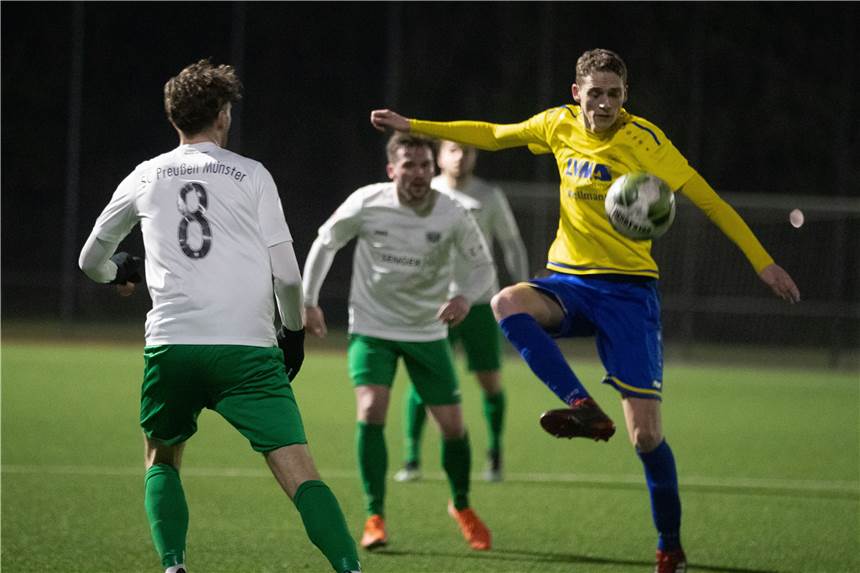 Nach Corona-Verlegung: BSV Roxel gegen SV Herbern abermals neu angesetzt Daniel Krüger (gelb) und der SV Herbern müssen die Partie gegen den BSV Roxel nachholen.