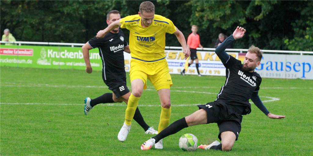 SV Herbern verliert 2:4: „Wir kommen nicht für Punkte in der Landesliga infrage“ Daniel Krüger (in gelb) und der SV Herbern verloren 2:4 gegen die SpVg Beckum.