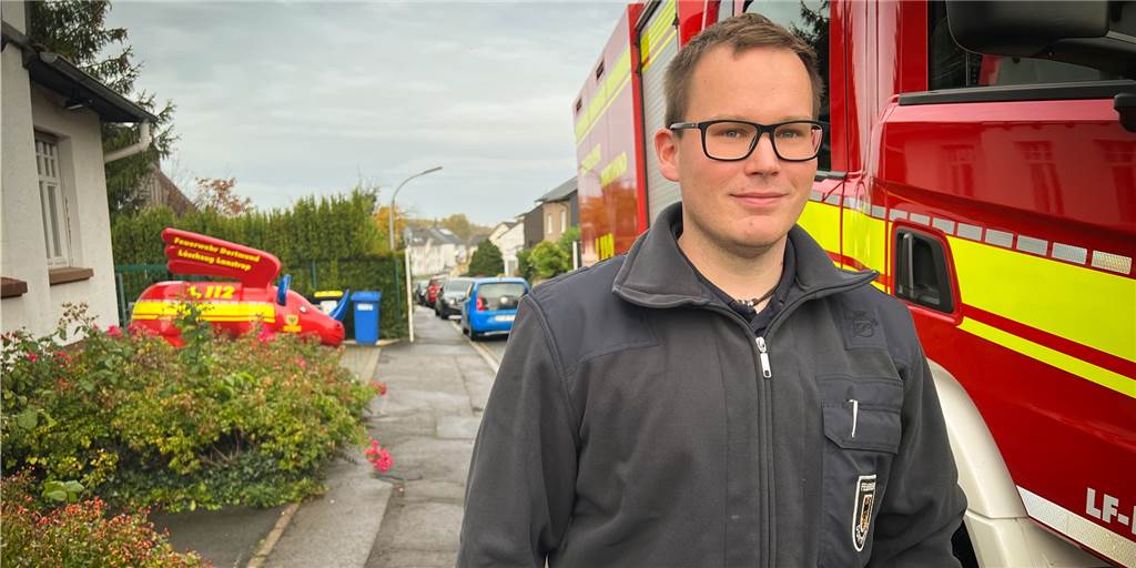 Dortmunder Feuerwehrmann über Autos auf der Straße: „Wir kommen kaum durch“ Ein Mann steht vor einem Feuerwehrauto.