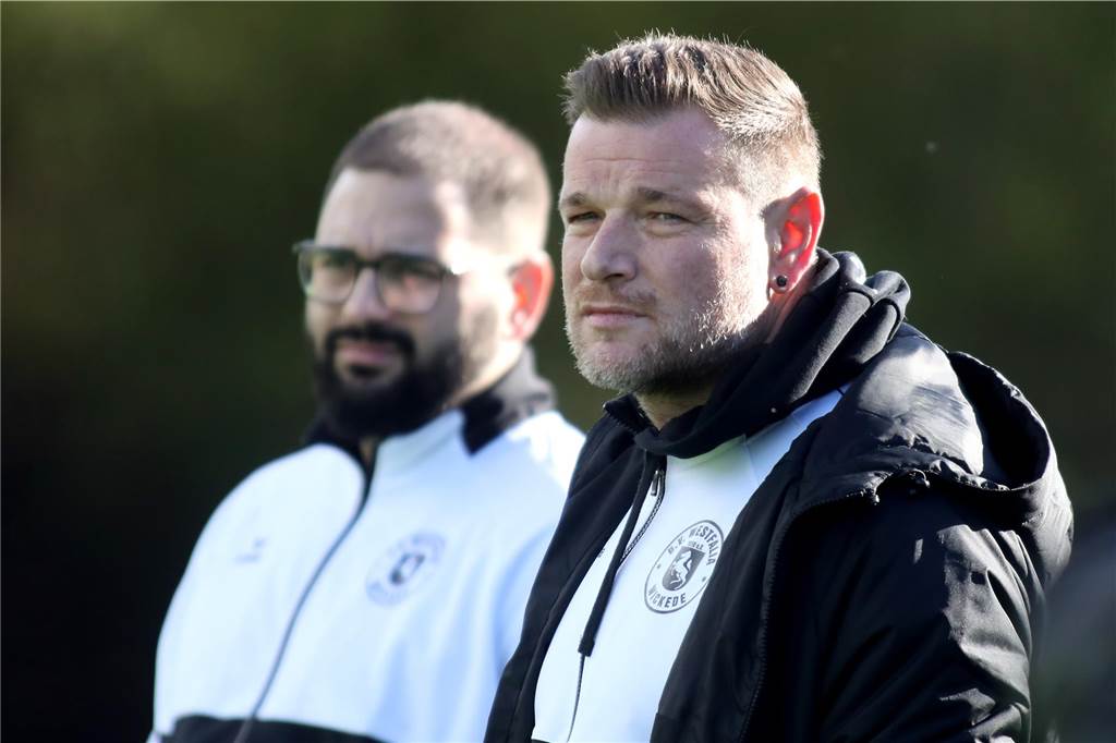 Daniel Limberg schaut auf den Fußballplatz