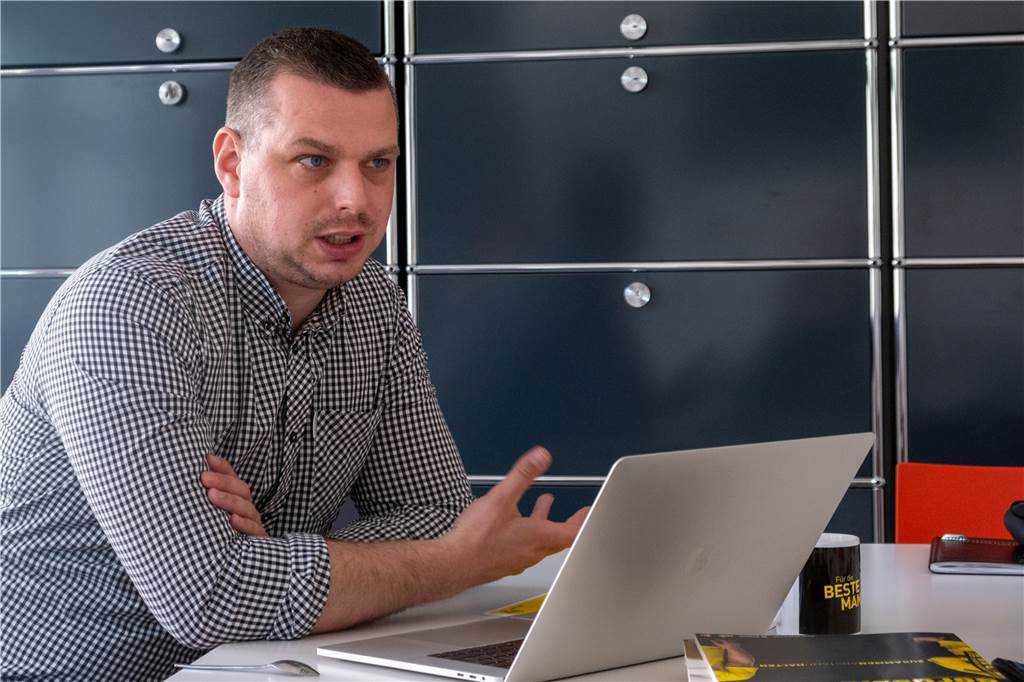 Was der BVB gegen sexualisierte Gewalt an Kindern unternimmt – und was noch fehlt Daniel Lörcher ist beim BVB Leiter der Abteilung Corporate Responsibility, früher war Lörcher Fanbeauftragter.
