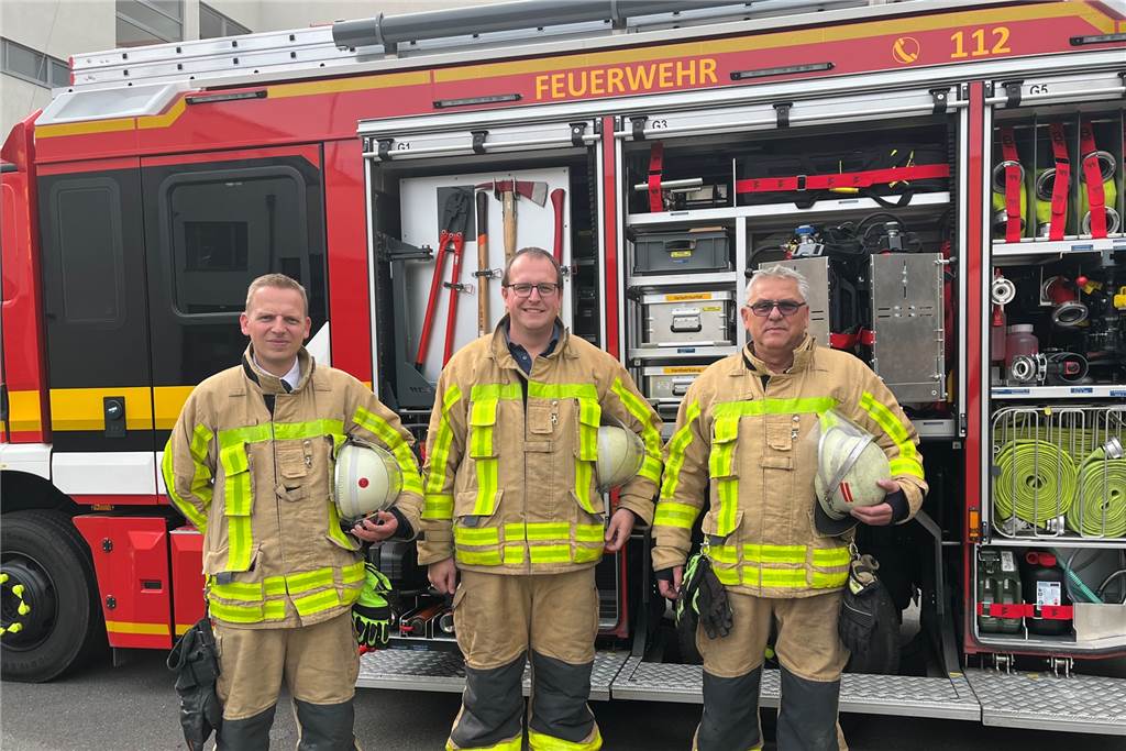 Flutkatastrophe hinterlässt Spuren: „Wird es wieder so wie letztes Mal?“ Daniel Magalski (l.) als Unterbrandmeister und Philip Michael, stellvertretend für zahlreiche weitere Kollegen, waren in Eschweiler mit vor Ort. Brandinspektor Jörg Möllmann (r.) blieb auf Abruf in Lünen einsatzbereit.