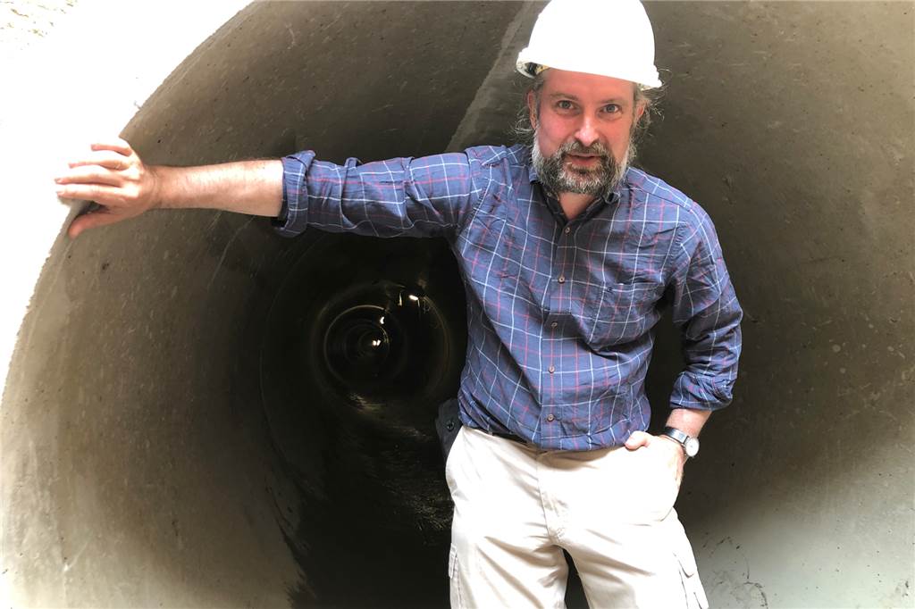 Unter dem Gondelteich in Castrop: Einblick in Millionenprojekt des EUV Daniel Molloisch hatte für die SPD Obercastrop Bürger an die Baustelle eingeladen. Vorher ging er auch in eine der Betonröhren.