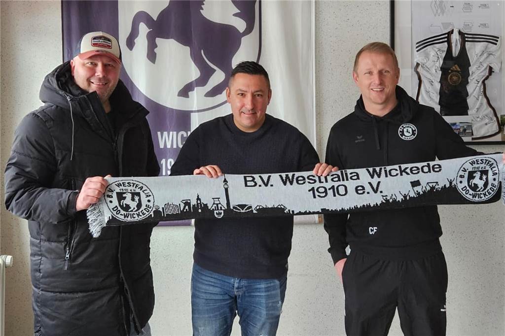 Daniel Nilkowski (M.) wird von Adrian Ruzok, Sportlicher Leiter (l.) und Christian Fröse bei Westfalia Wickede begrüßt.