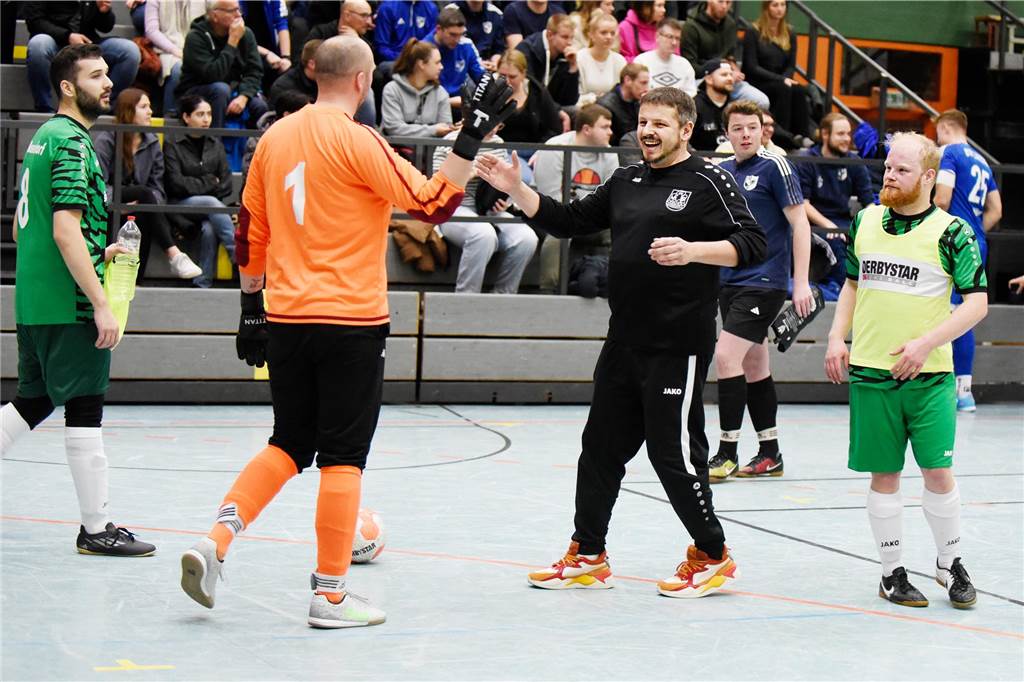 SV Bossendorf III fügt Tabellenführer die erste Saison-Niederlage zu Daniel Patzelt klatscht in der Halle mit seinem Torhüter ab