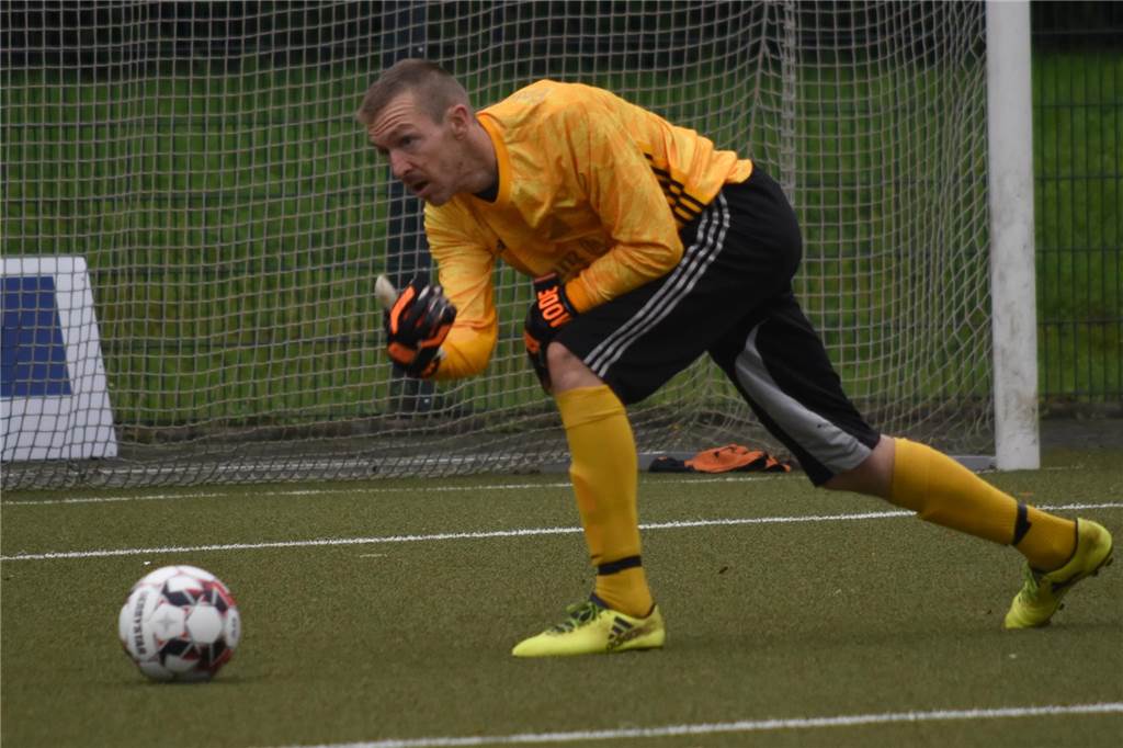 Daniel Rafalski rollt den Ball zu einem Mitspieler.