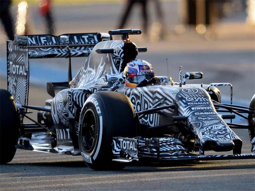 Neuer Red Bull im Tarnlook - sieben Teams testen Daniel Ricciardo fährt im eigenwillig designten Red Bull. Foto: Peter Steffen