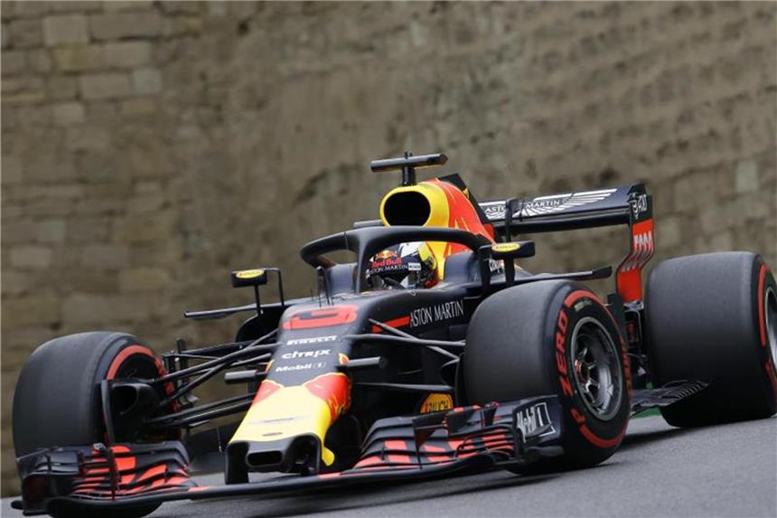 Ricciardo holt Tagesbestzeit in Baku - Vettel Elfter Daniel Ricciardo vom Team Aston Martin Red Bull Racing kam am besten mit dem Kurs in Baku zurecht. Foto: Luca Bruno/AP